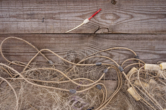 木制背景上渔网和钓鱼浮标的高视图图片