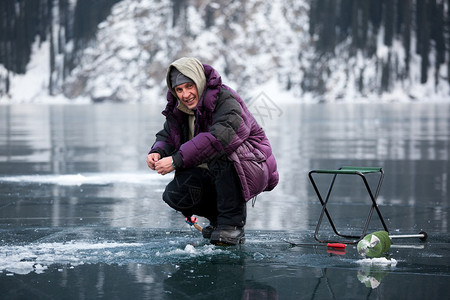 冬天山湖的冰渔夫图片