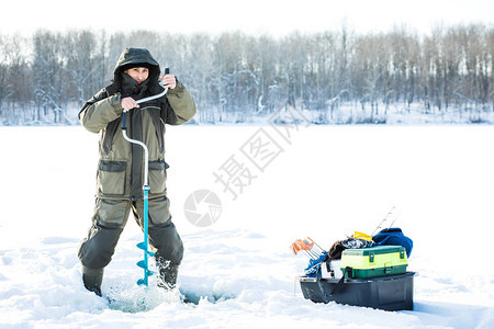 冬季在冰冻湖底进行捕鱼活动图片