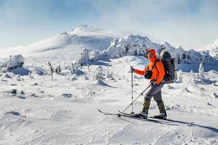 雪山地上滑雪登山冬季图片