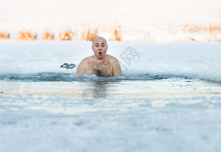 冬泳户外冰洞中的人图片