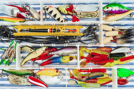 塑料盒中渔具和各种诱图片