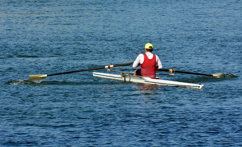 男人划船独木舟在河上图片