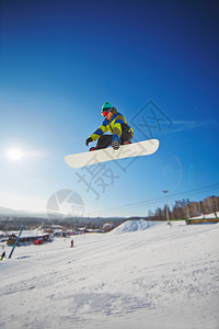 滑雪竞技运动员在蓝图片