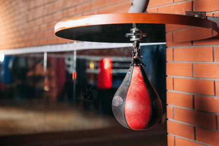 黑色和红色拳击袋背景体育图片
