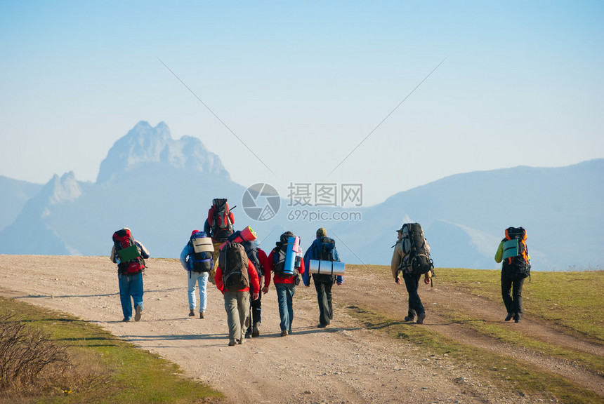 徒步旅行者沿着岩石小径行走图片