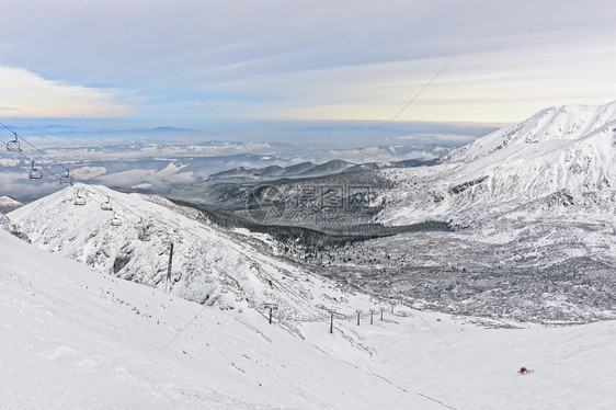 扎科帕内的KasprowyWierch远处的升降椅和滑轨扎科帕内是波兰塔特拉山脉的一个的一座山图片