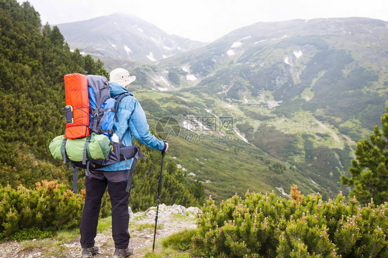 登山自然山区探索徒步远足和旅行等有在山路上搭配设备图片