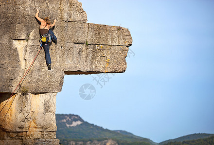 年轻女攀岩者图片