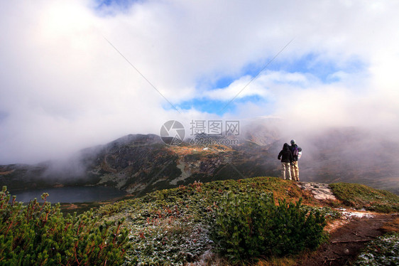 高雾山的远足者图片
