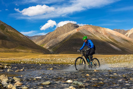 一个男人在山上骑着自行车秋天在吉尔斯坦山下图片