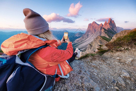 游客在高山顶上用手机拍照冒险和旅行的概念人们在山上旅行白云石阿尔卑图片