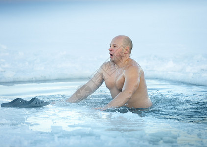 冬泳冰洞中的人图片