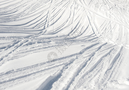 高山冬季活塞雪上积雪的图片