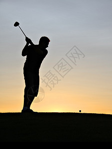 高尔夫在日出时图片