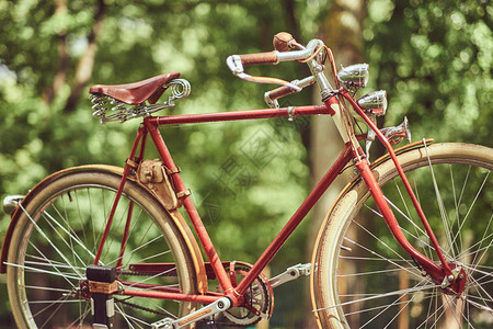 城市公园红色老式自行车图片