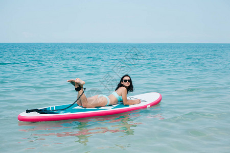 热带度假胜地在海面上漂浮在船桨上的有吸引背景图片