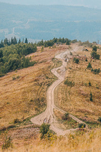 山乘公路出行的车辆图片