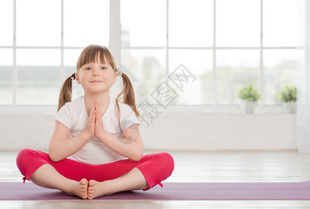 坐在健身工作室Namaste位置的小女孩图片
