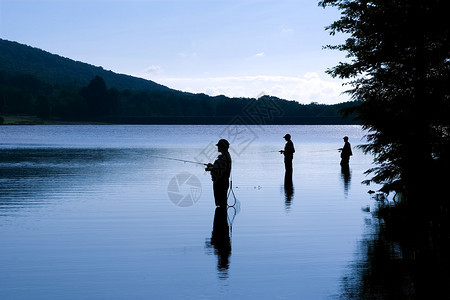 黎明时分湖中的渔民图片