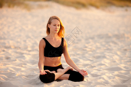 在美丽的金色海滩上夏季瑜伽课靠近Kolobrzeg的抛光Grz图片
