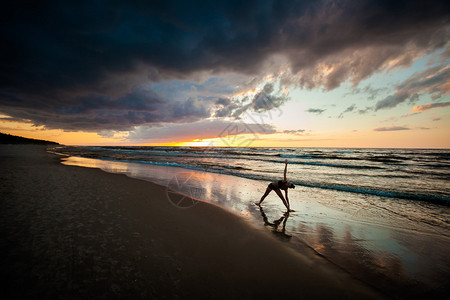 在美丽的金色海滩上暑假瑜伽课靠近Kolobrzeg的PhillGrz图片