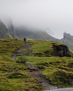 在英国苏格兰的斯凯岛人行走在边际图片