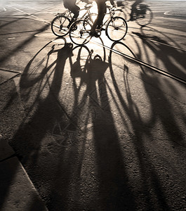 日出时骑自行车的人休眠图片