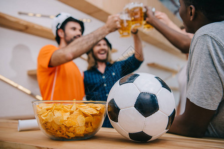 足球和碗与薯条的特写镜头图片
