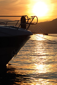 黎明前停泊在湖水中的小船意大图片