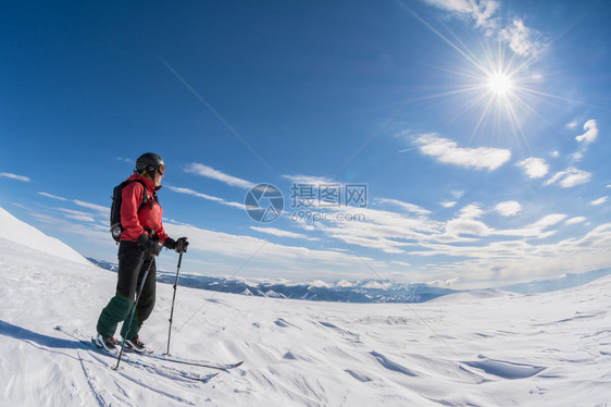 在滑雪旅行中看风景的女人图片