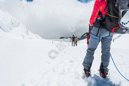 阿尔卑斯山学家向下仰望斜坡靠图片