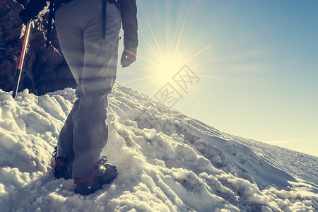 登山鞋与冰爪的特写登山者攀登雪山图片