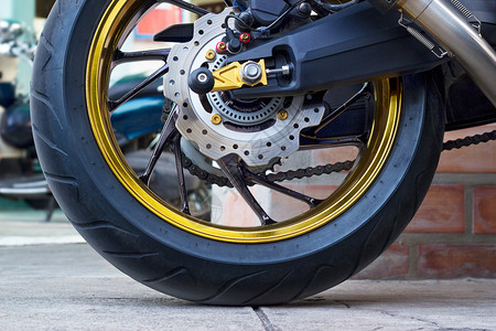 街上的摩托车轮和ABS刹车图片