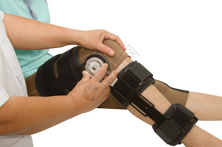 医生可调节角度护膝支撑腿或膝盖受伤图片