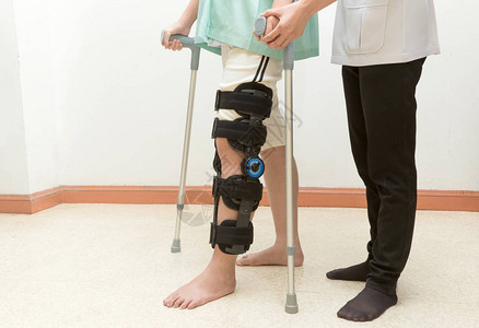 在理疗师帮助下在步行训练中膝图片