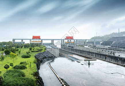 长江三峡大坝在雨中图片