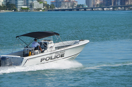 迈阿密海滩警察巡逻艇在海岸内水图片