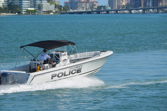 迈阿密海滩警察巡逻艇在海岸内水图片