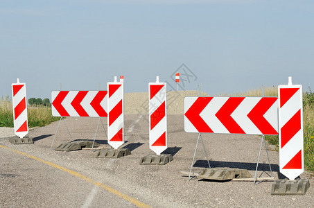 标有志的封闭道路图片