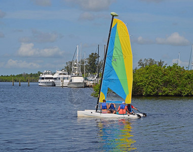 四位渡假者在佛罗里达东南部圣卢西河上乘着一艘图片