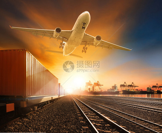 在铁路上运行的工业集装箱火车轨道飞机货物在进出口集装箱堆场上空飞图片