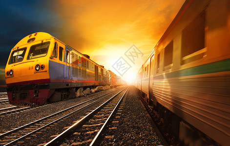 客运列车和工业集装箱铁路在铁路轨道上运行图片