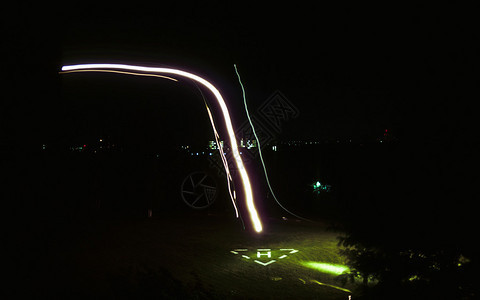 救援直升机降落夜间背景图片