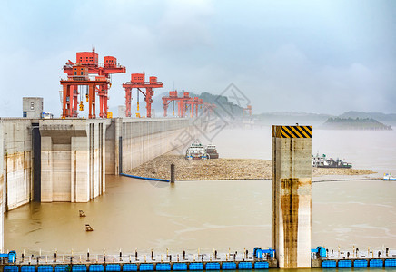 长江三峡大坝在雨中图片