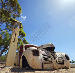 生锈的旧美国汽车在鬼城背景图片