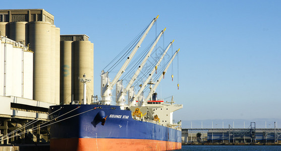 货轮在巴塞罗那港口图片