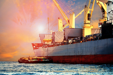 用于进出口和船舶工业的浮动集装箱船将大米和食品背景图片