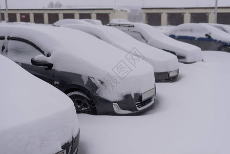 降雪后地里的汽车背景图片