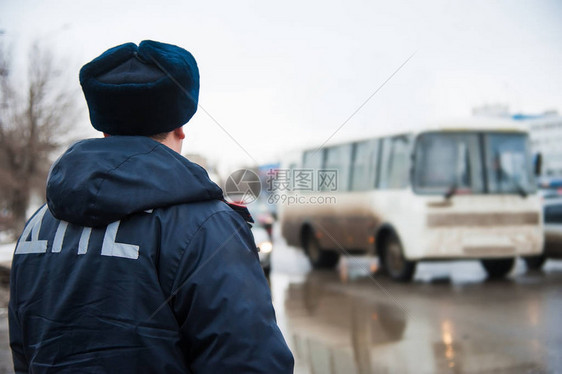 交通警察检查员规范运输的运动图片